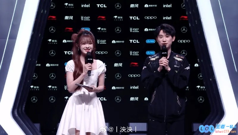 充满活力的LPL女主持泱泱分享美照：在经历繁忙工作后，回家倒头大睡，迎来了又一天的元气满满时光