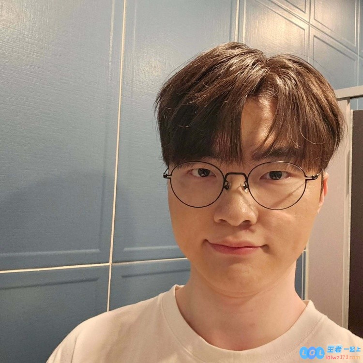 Faker在Ins上更新动态感慨：过于沉溺于选手的生活点滴，结果发现自己动态中充斥着广告信息，深感抱歉