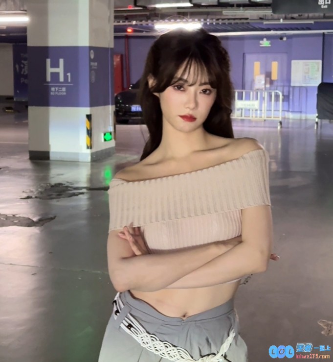 小钰再次更新动态，展示今年对轻工装风格的浓厚喜爱，简直被自己的帅气造型惊艳到！