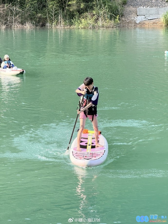 糖小幽快乐分享旅游照片：在美丽的安吉…有人悠闲摸鱼，有人惊险翻船，还有人辛勤锄地…