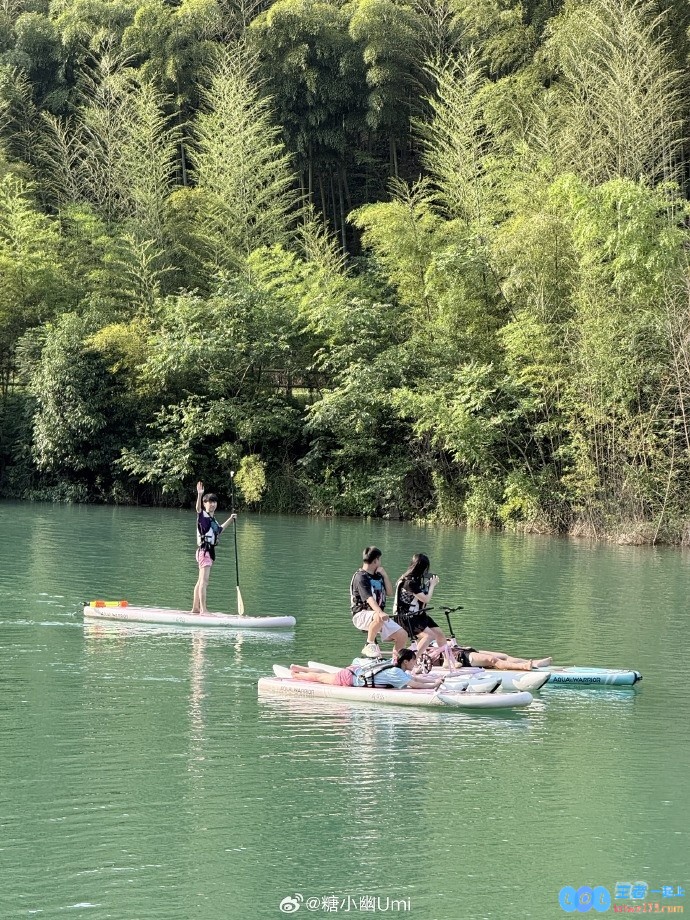 糖小幽快乐分享旅游照片：在美丽的安吉…有人悠闲摸鱼，有人惊险翻船，还有人辛勤锄地…