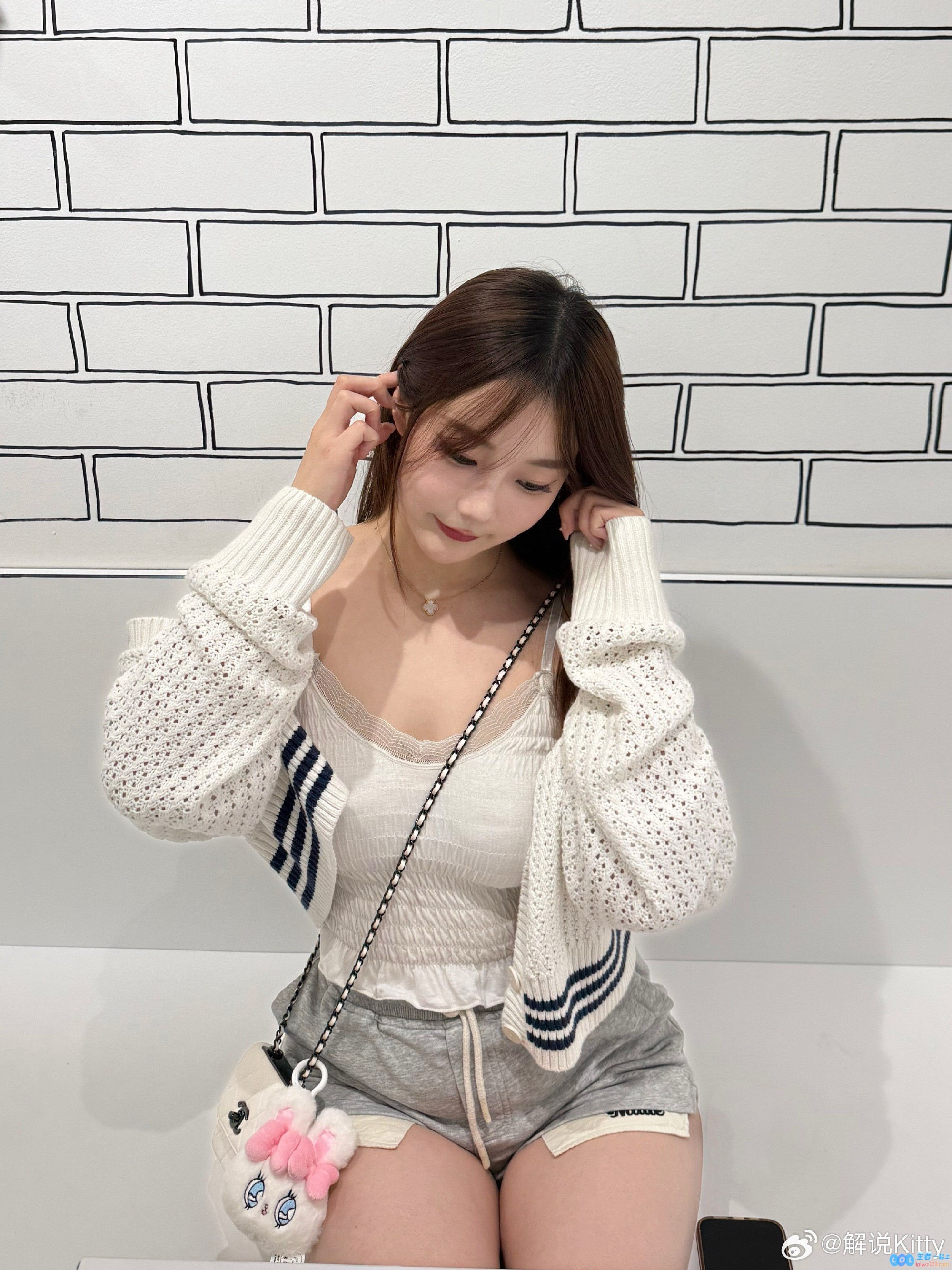 迷人解说员Kitty娇俏分享美照，化身“小兔兔??”，展现无尽魅力与甜美风采！