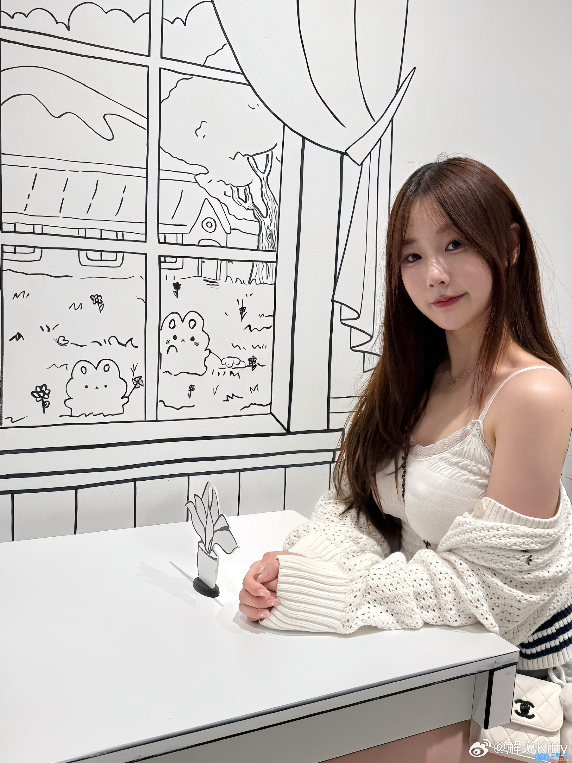 迷人解说员Kitty娇俏分享美照，化身“小兔兔??”，展现无尽魅力与甜美风采！