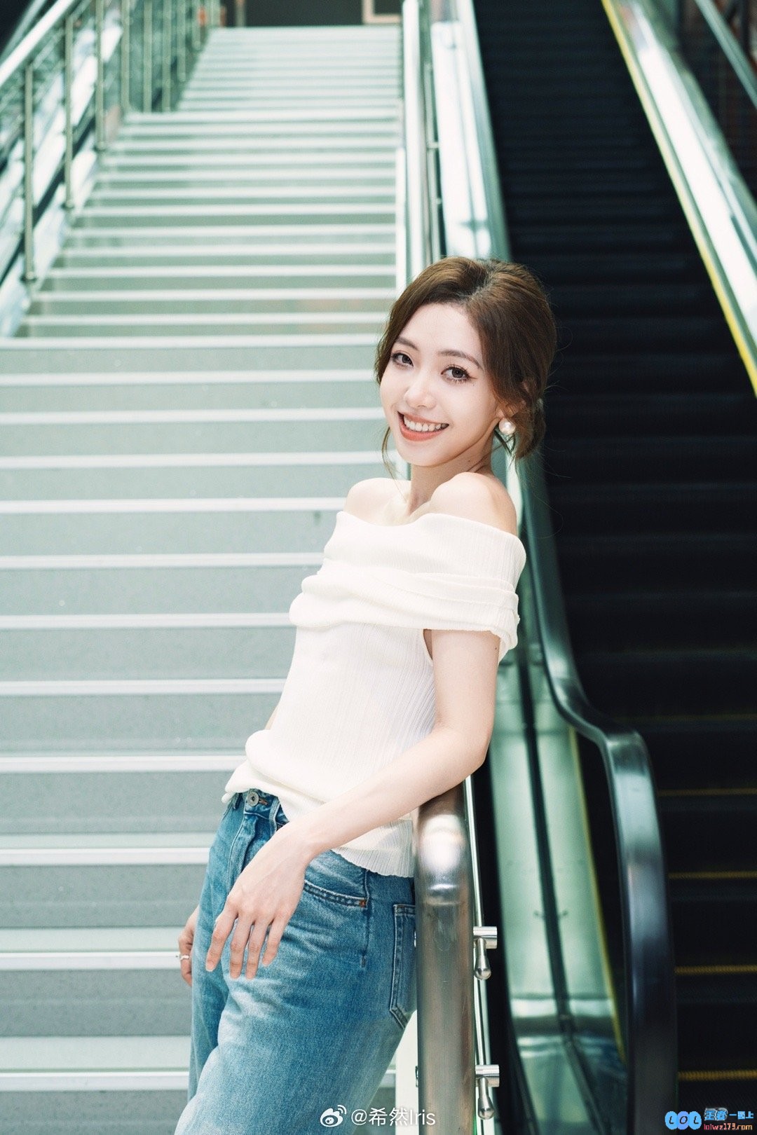 魅力四射的LPL女主持人希然优雅分享美照：落地新城市，期待本周精彩继续《歌手》节目~