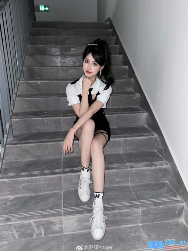 这双美腿又白又长！永劫无间的人气美女主持娅鸽分享独家美照：整点你们绝对没有见过的精彩瞬间～