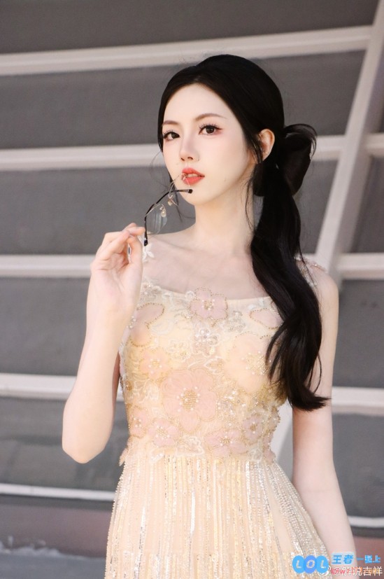 PEL倾情主持吉祥晒照：眼镜散发独特魅力，流苏礼服尽显梦幻朦胧之美~