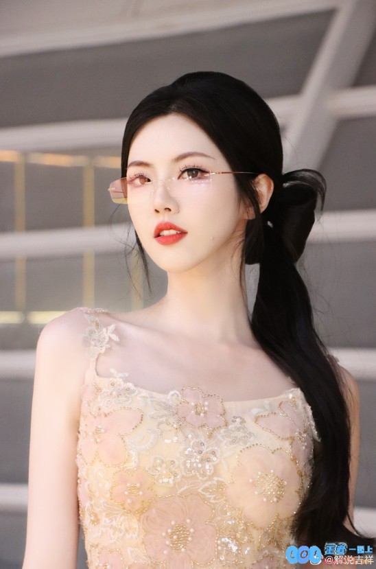 PEL倾情主持吉祥晒照：眼镜散发独特魅力，流苏礼服尽显梦幻朦胧之美~
