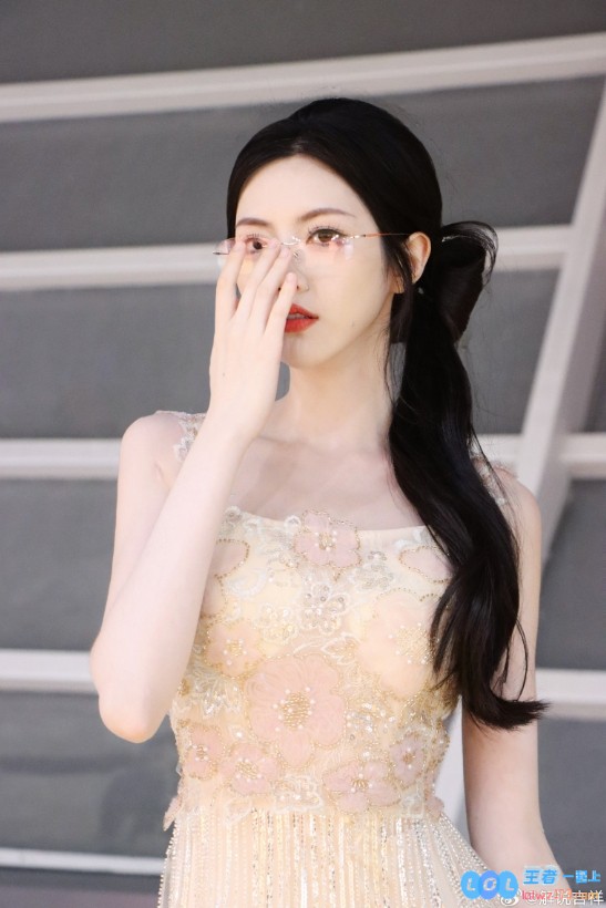 PEL倾情主持吉祥晒照：眼镜散发独特魅力，流苏礼服尽显梦幻朦胧之美~