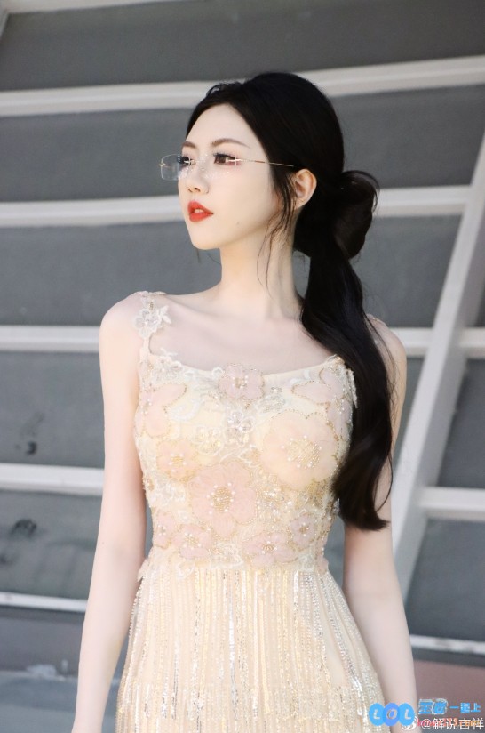 PEL倾情主持吉祥晒照：眼镜散发独特魅力，流苏礼服尽显梦幻朦胧之美~