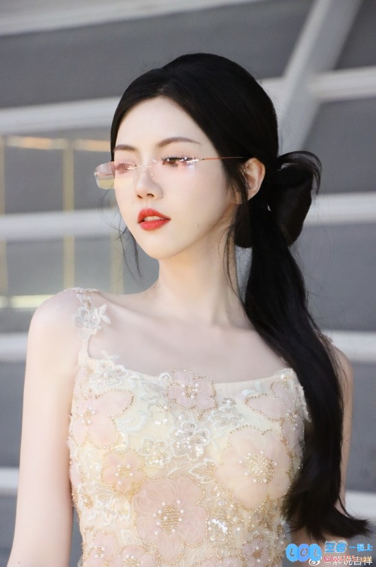 PEL倾情主持吉祥晒照：眼镜散发独特魅力，流苏礼服尽显梦幻朦胧之美~