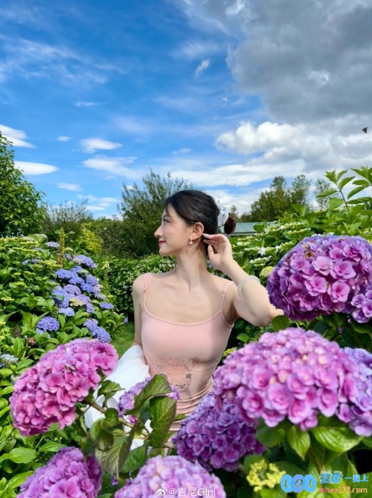 迷人如幻！前KPL解说员吉尼Gini分享靓丽美照：粉色包臀裙尽情展示她窈窕的身姿与独特魅力