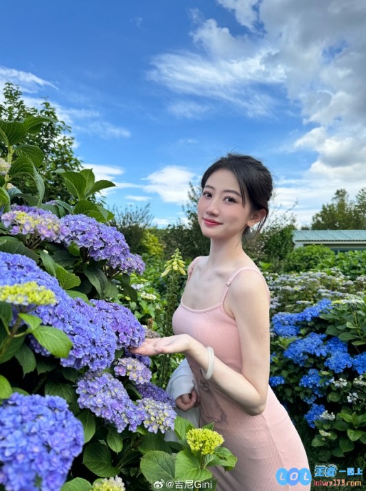 迷人如幻！前KPL解说员吉尼Gini分享靓丽美照：粉色包臀裙尽情展示她窈窕的身姿与独特魅力