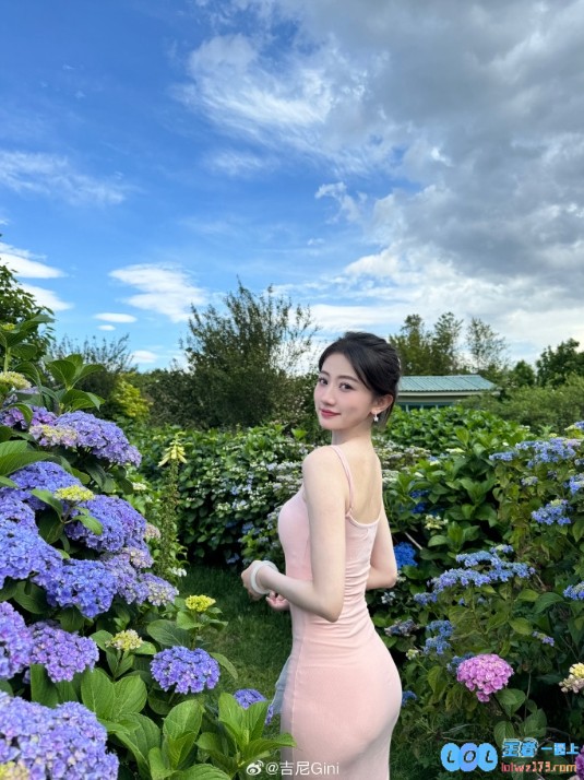 迷人如幻！前KPL解说员吉尼Gini分享靓丽美照：粉色包臀裙尽情展示她窈窕的身姿与独特魅力