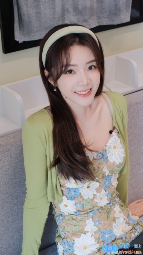 胸前的小黑子原来是清新夏日的标志！余霜分享夏日绿色穿搭，清凉一夏的青提味道无处不在～