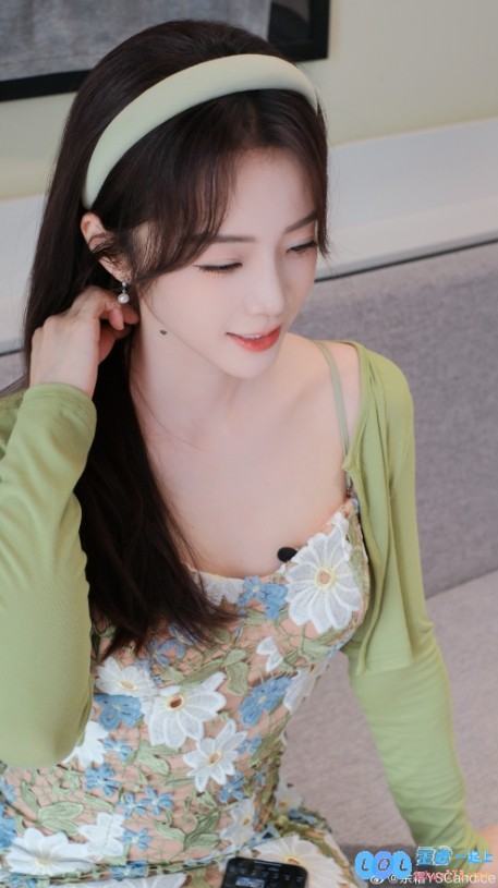 胸前的小黑子原来是清新夏日的标志！余霜分享夏日绿色穿搭，清凉一夏的青提味道无处不在～