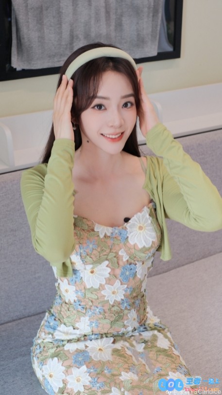 胸前的小黑子原来是清新夏日的标志！余霜分享夏日绿色穿搭，清凉一夏的青提味道无处不在～