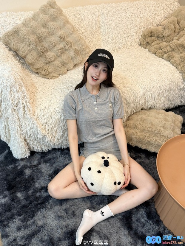 无畏契约美女主持V嘉纷纷晒照：这双腿，真的是又白又长，简直让人赞叹不已?