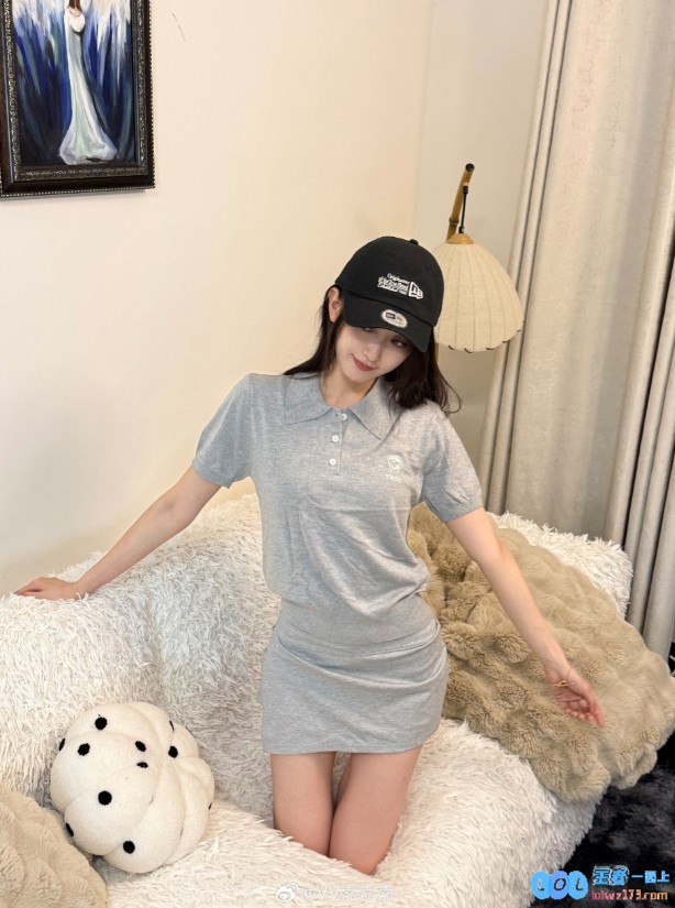无畏契约美女主持V嘉纷纷晒照：这双腿，真的是又白又长，简直让人赞叹不已?