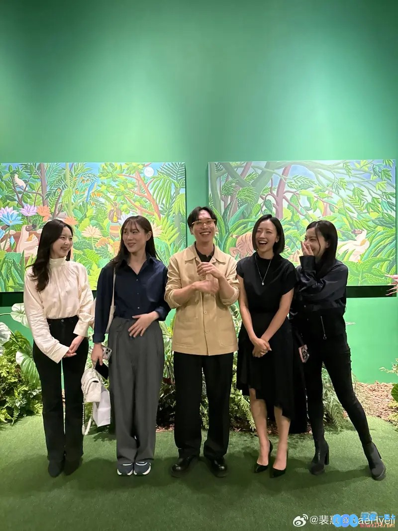 LCK主持裴惠智精彩晒照：陶醉在精彩展览中，尽情享受丰富多彩的文化生活时光