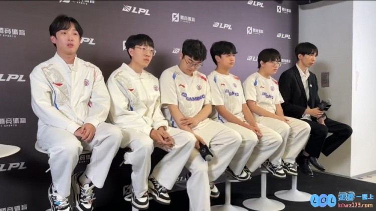 LGD赛后群访教练表示将根据选手们的竞技状态来决定首发阵容，力争在第三赛段奋力追逐骑士之路