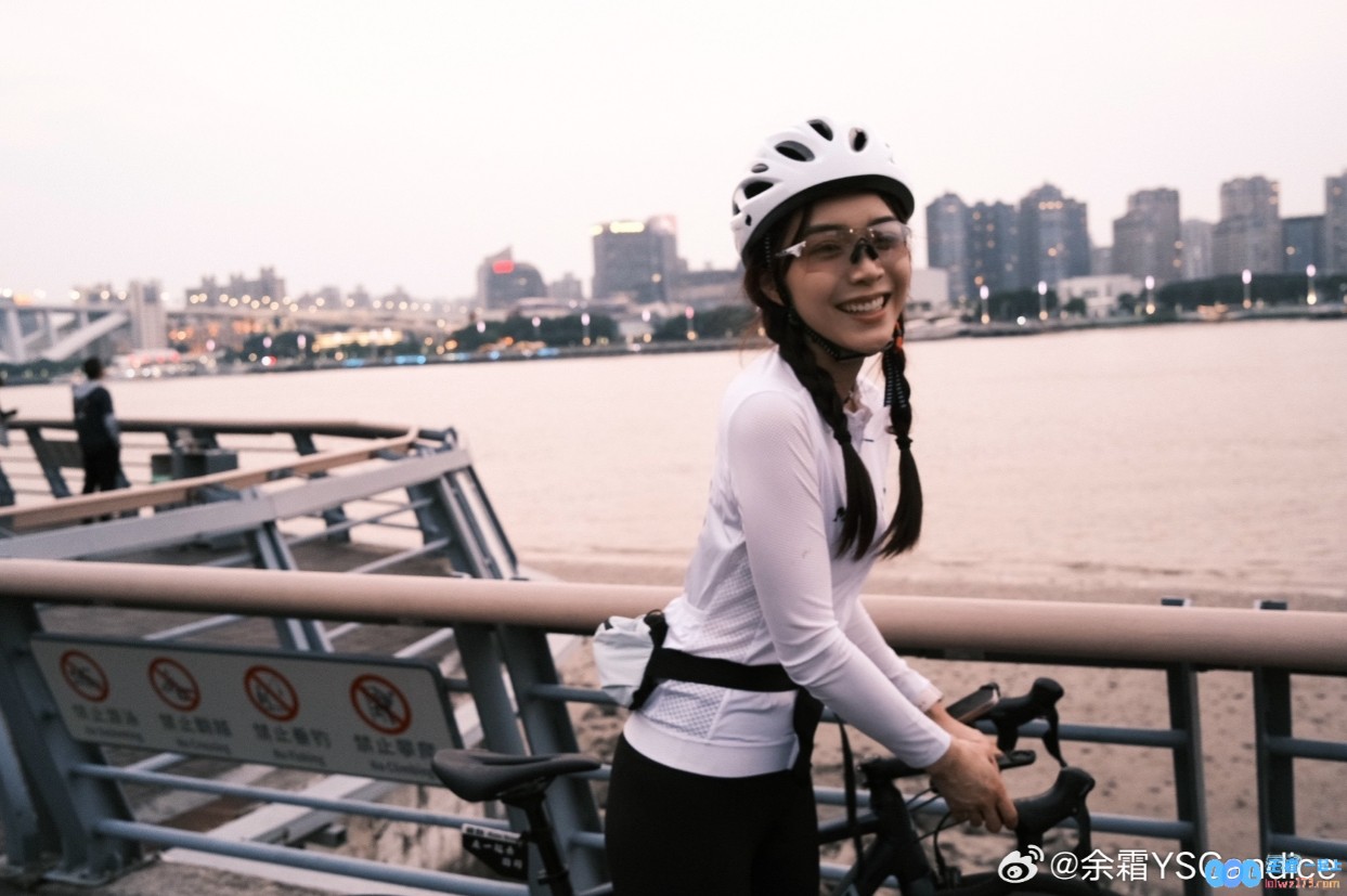 在繁华上海的初次骑行，LPL女主持余霜兴奋晒骑行美照，滨江沿岸来回畅游之旅回忆满满