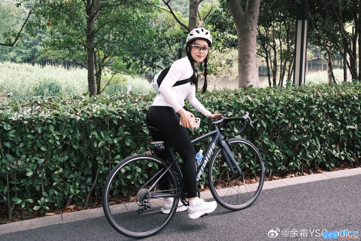 在繁华上海的初次骑行，LPL女主持余霜兴奋晒骑行美照，滨江沿岸来回畅游之旅回忆满满