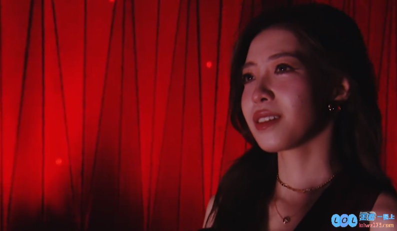 真的是太美了！热心网友分享昨天《歌手2025》中LPL主持人希然的梦幻美照，令人陶醉不已！
