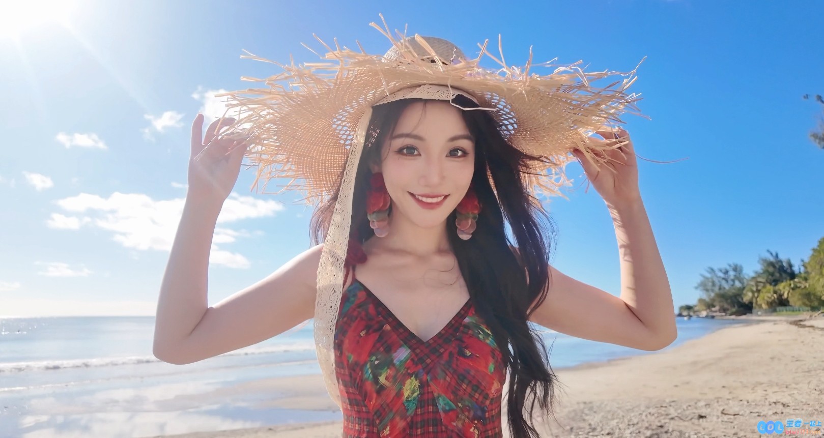 璀璨KPL美貌解说员小鹿分享新照：今天的时尚OOTD主题为樱桃热辣搭配可爱鹿鹿，俘获众多粉丝心♡