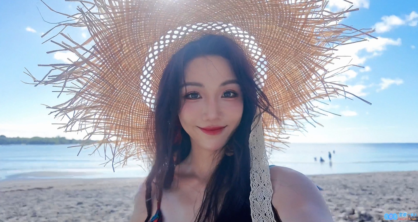 璀璨KPL美貌解说员小鹿分享新照：今天的时尚OOTD主题为樱桃热辣搭配可爱鹿鹿，俘获众多粉丝心♡