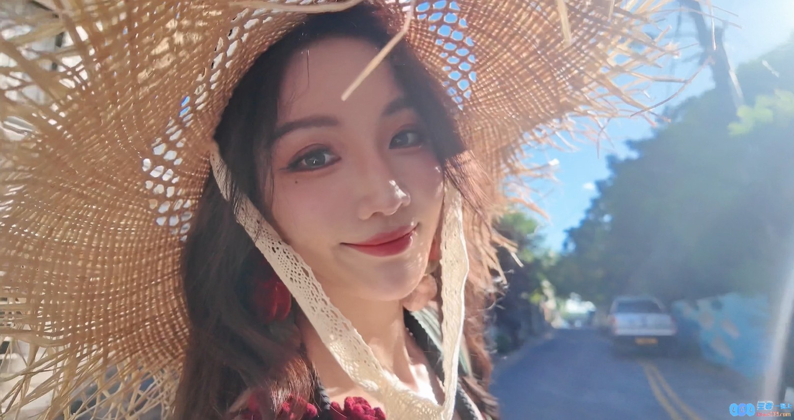 璀璨KPL美貌解说员小鹿分享新照：今天的时尚OOTD主题为樱桃热辣搭配可爱鹿鹿，俘获众多粉丝心♡