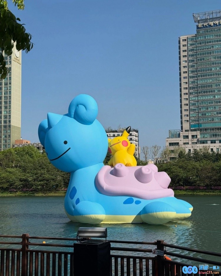 在明媚的五月，LCK主持尹秀彬分享了她的精彩瞬间，尽情舞动??????