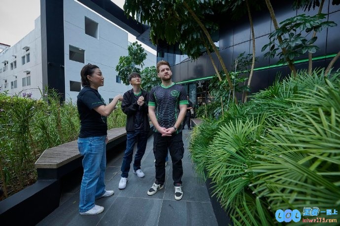 传奇对决再现！雷蛇官方惊艳发布Faker与Niko精彩合照，致敬两位电竞巨星的辉煌瞬间