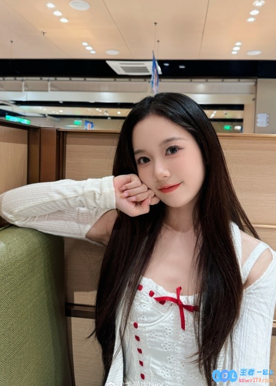 无畏契约活动主持曼妮精彩晒照：从前欣赏小精灵打瓦，这次亲临现场听线下演唱会，感受快乐真是太嗨了！