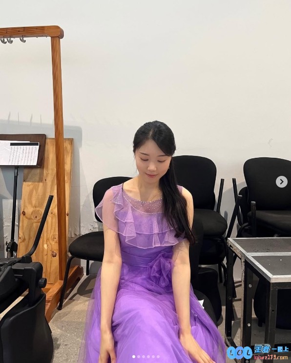 小吕布的粉丝们快来围观！?Gumayusi姐姐优雅晒照：身穿华丽紫色礼服尽显吉他才华！