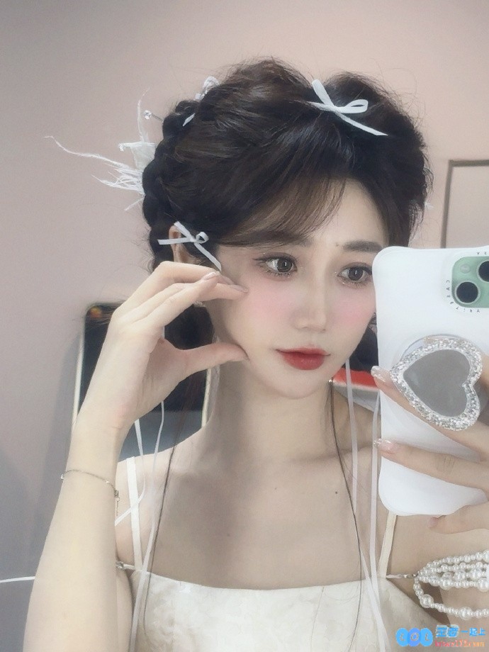 主持人小悠珊珊近日分享趣味照片：今天嘴皮子在资源点和资源团这两个词汇之间的争论中持续展开斗争