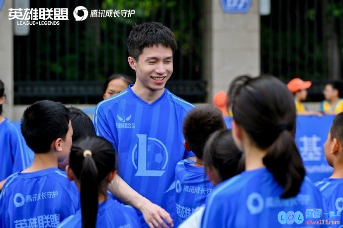 厂长与Uzi携手参与“天生英雄”公益行动，共同助力乡村青少年成长与发展