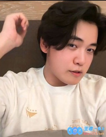 梦想成为造型师的Gumayusi再次展示四种独特的发型：在我看来，长发造型依然是最帅气的选择哦！