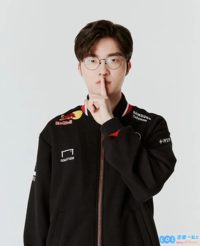 T1全新黑白两套队服模特照片震撼曝光，Faker亲自试穿展示完美造型