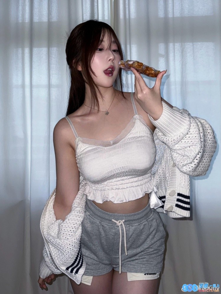前LPL英文流解说Kitty分享甜美自拍照：嘿嘿^_^，粉丝们赶快来围观哦！