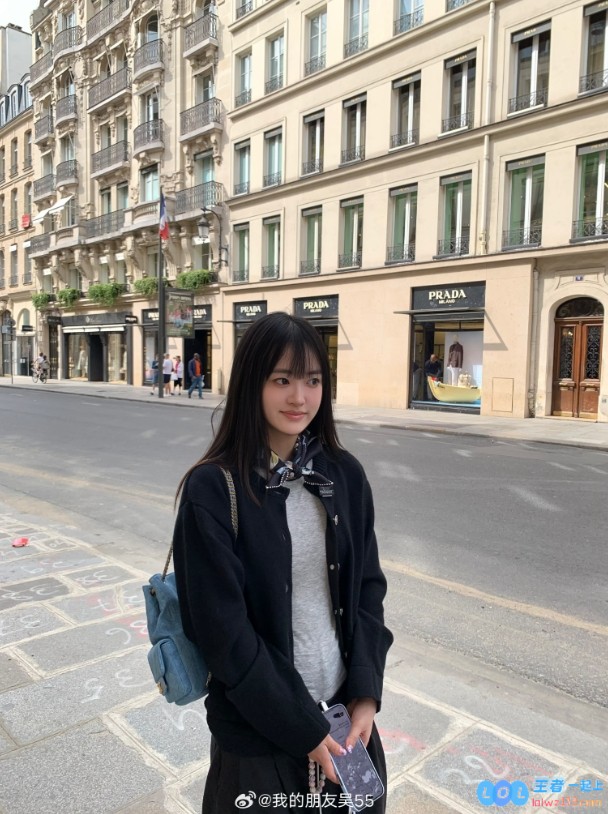 单手提着令人惊艳的3万块现金？JackeyLove女友55闪耀旅游照霸屏，令人羡慕不已的生活瞬间
