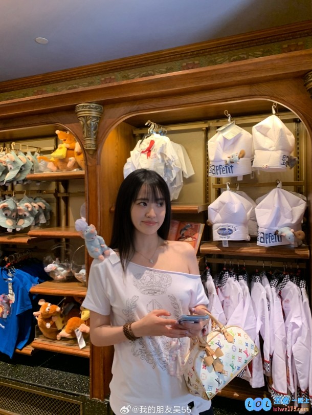 单手提着令人惊艳的3万块现金？JackeyLove女友55闪耀旅游照霸屏，令人羡慕不已的生活瞬间