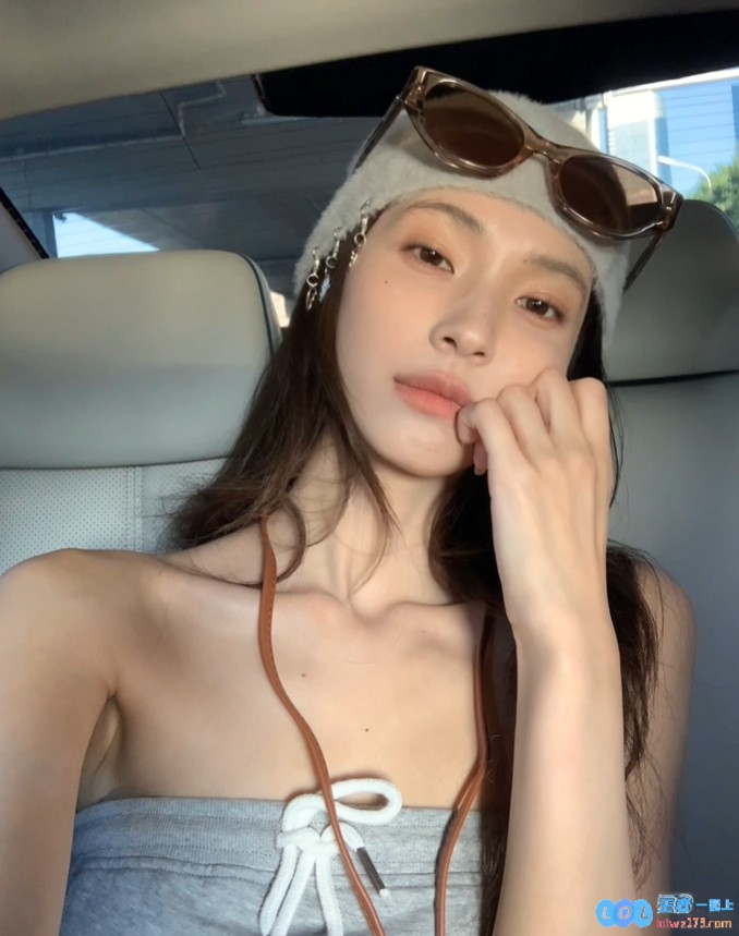 《完蛋我被美女包围了》精彩演员钟晨瑶分享美照：她这绝美锁骨简直能养鱼，令人惊叹不已！