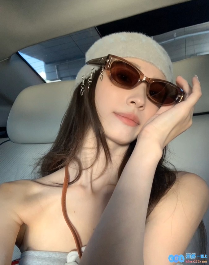 《完蛋我被美女包围了》精彩演员钟晨瑶分享美照：她这绝美锁骨简直能养鱼，令人惊叹不已！