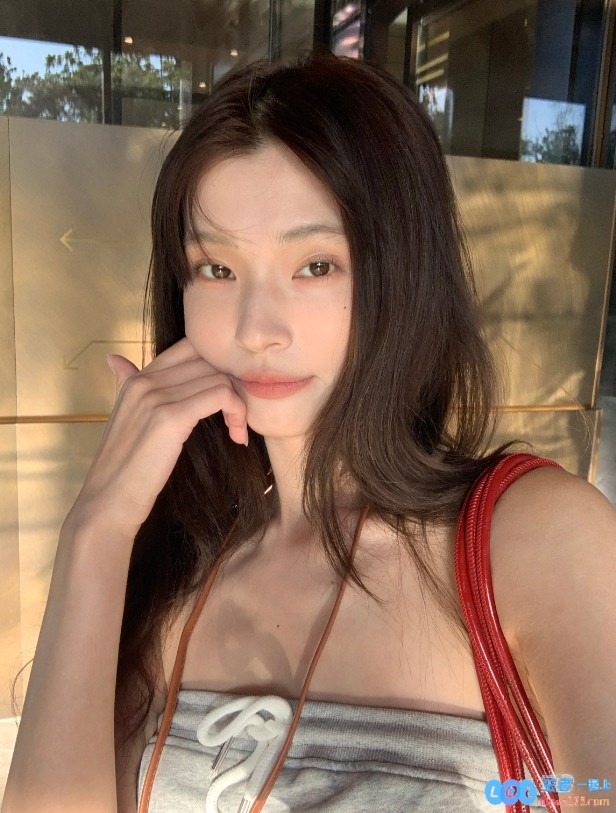 《完蛋我被美女包围了》精彩演员钟晨瑶分享美照：她这绝美锁骨简直能养鱼，令人惊叹不已！