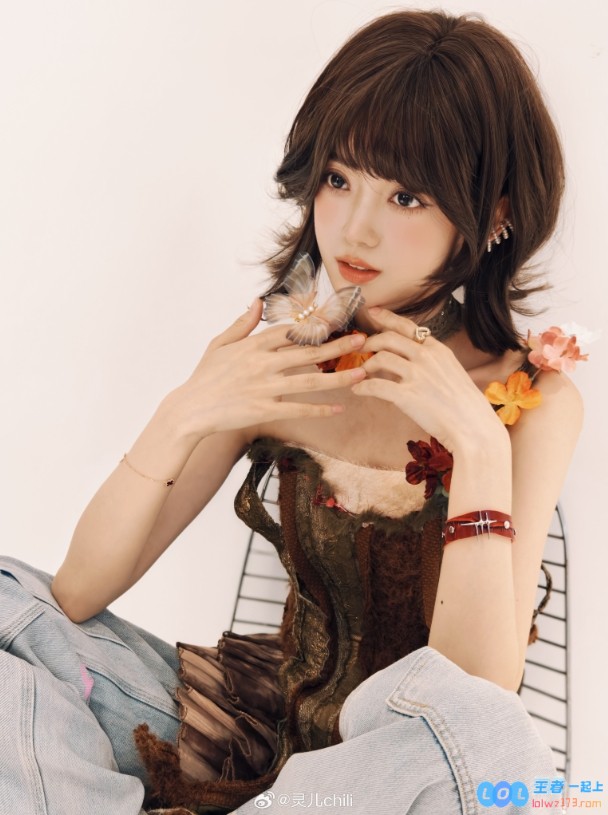 如此倾城貌美！KPL魅力主持人灵儿晒美照：这绝对可以被称为夏季赛的定妆照啊！