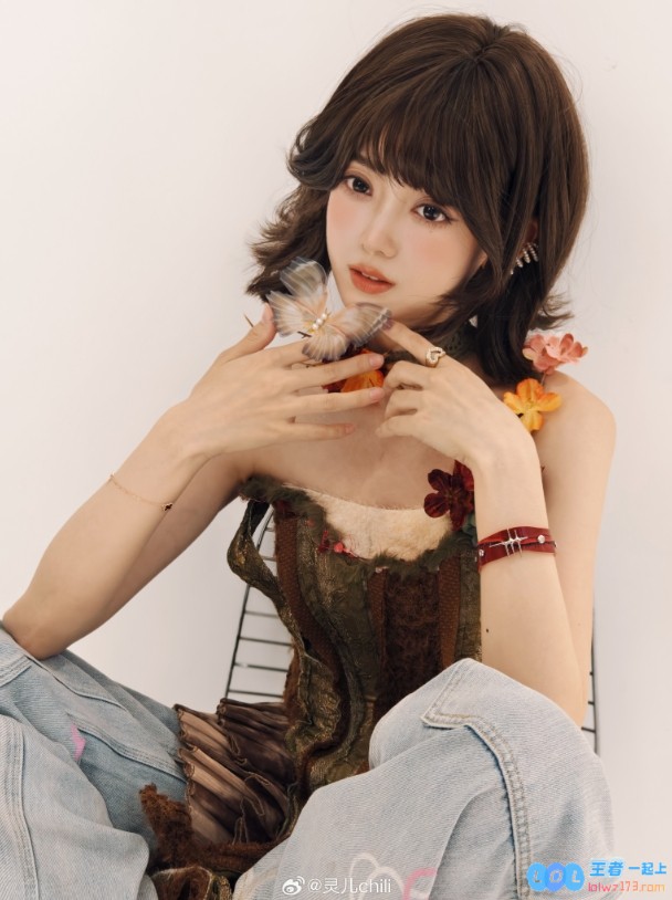 如此倾城貌美！KPL魅力主持人灵儿晒美照：这绝对可以被称为夏季赛的定妆照啊！
