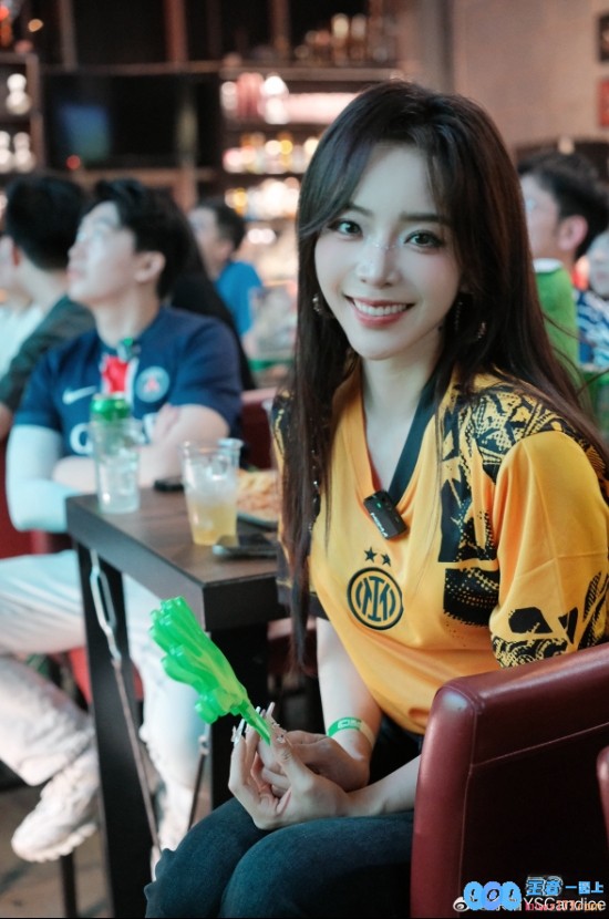 余霜分享照片：与大家一起观看精彩比赛快乐无比！热烈祝贺大巴黎赢得胜利！！