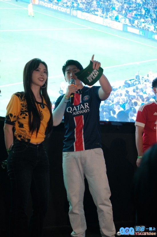 余霜分享照片：与大家一起观看精彩比赛快乐无比！热烈祝贺大巴黎赢得胜利！！