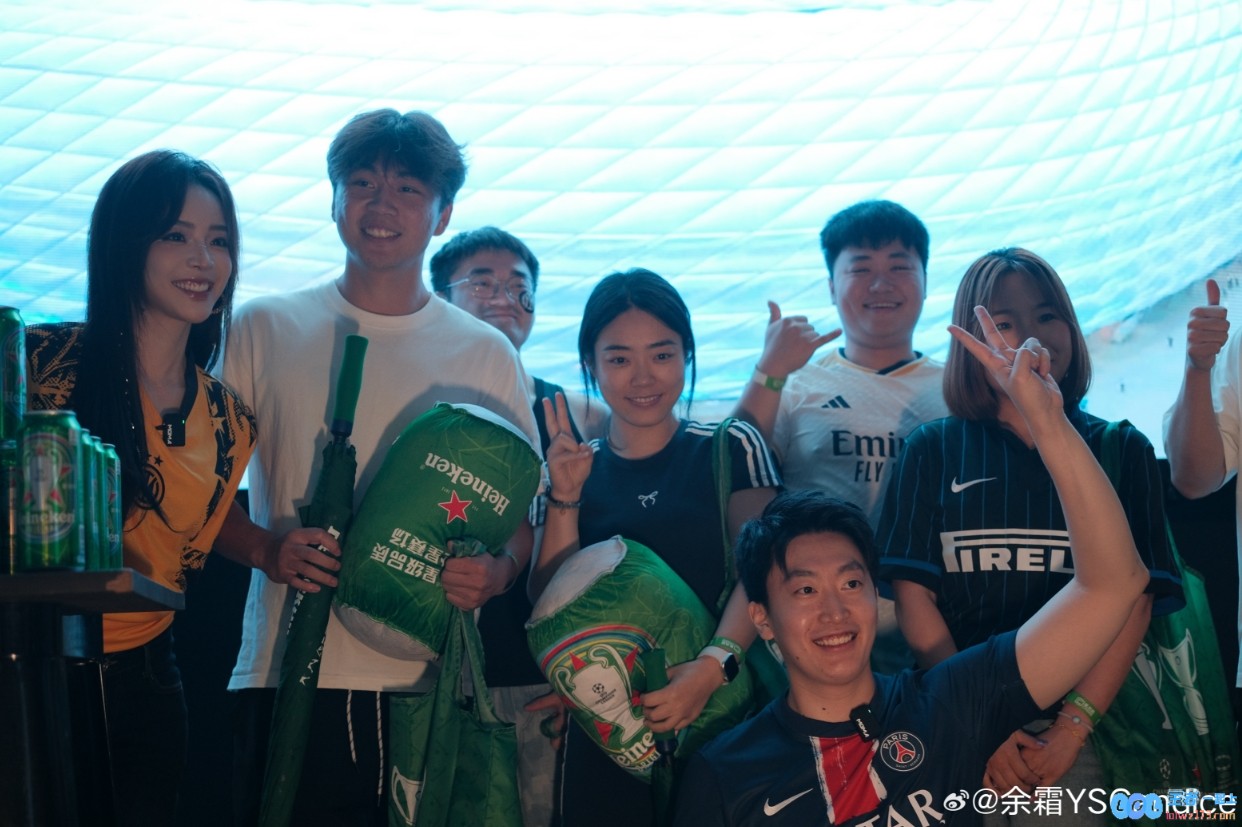 余霜分享照片：与大家一起观看精彩比赛快乐无比！热烈祝贺大巴黎赢得胜利！！