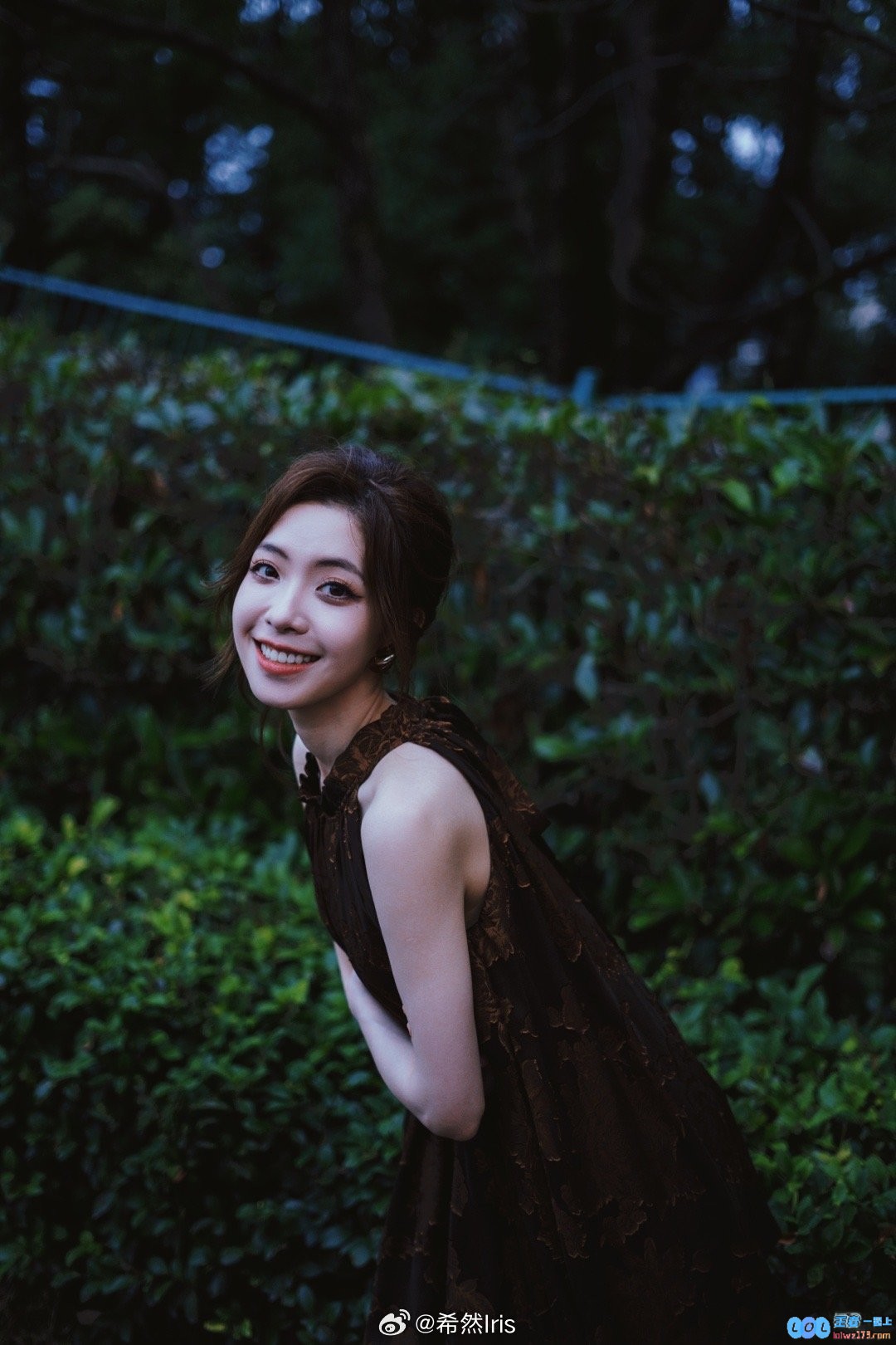 超美LPL赛事主持人希然分享最新时尚自拍：“把风儿轻盈唱的动人旋律藏进裙摆深处~”?